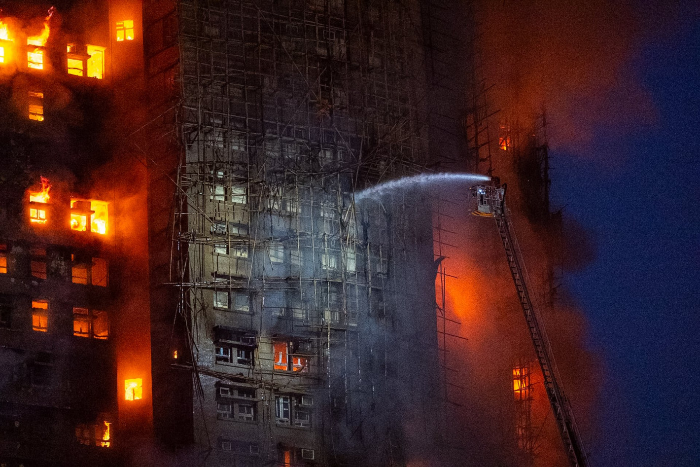Огнен ад в Хонконг: Загинали и ранени в най-мащабния пожар от 17 години насам (снимки/видео)