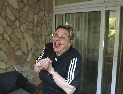 Бабата на Маргото от „Игрите“ е интернет сензация – скача с парашут и пие ракия