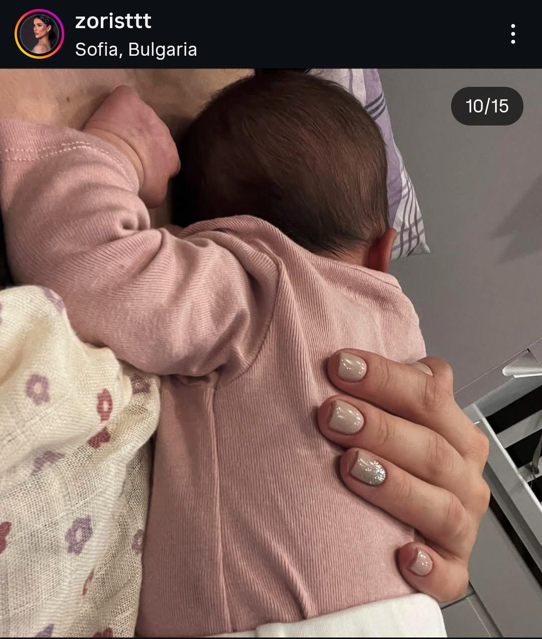 Бебето на Зори от „Игрите“ с цицина от дървена играчка