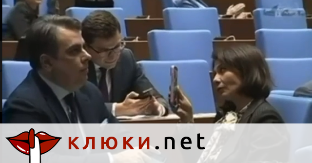ДВЕ ЖЕНИ НА РЪБА НА НЕРВНА КРИЗА! Козилата и Асен Василев стягат селфита за TikTok