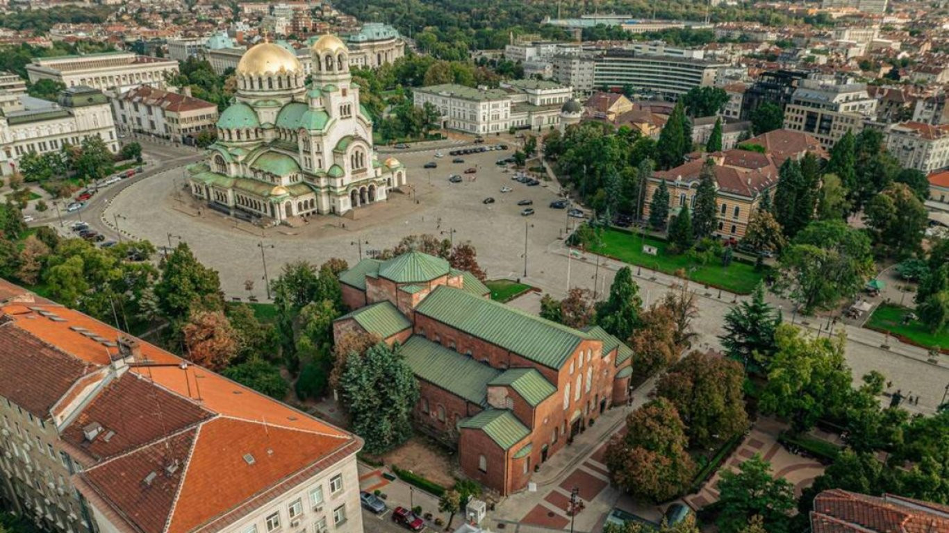 Депутатите опразниха паркинга на пл. „Св. Александър Невски“