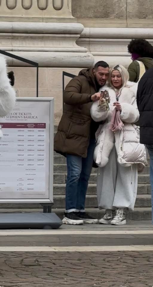 Жиголо-геронтофил! Радо заряза хубавата девойка Галена след „Ергенът“, за да „оправя“ „майка“ си (СНИМКИ ОТ БУДАПЕЩА)