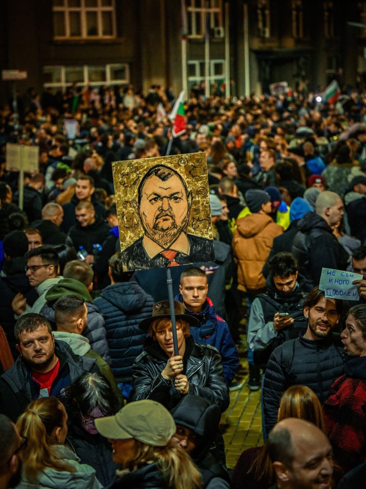 КОЙ не скача е Дебел!! Всички на площада след 18 часа пред Бастиона на Пеевски и Борисов в Триъгълника на властта на жълтите павета!