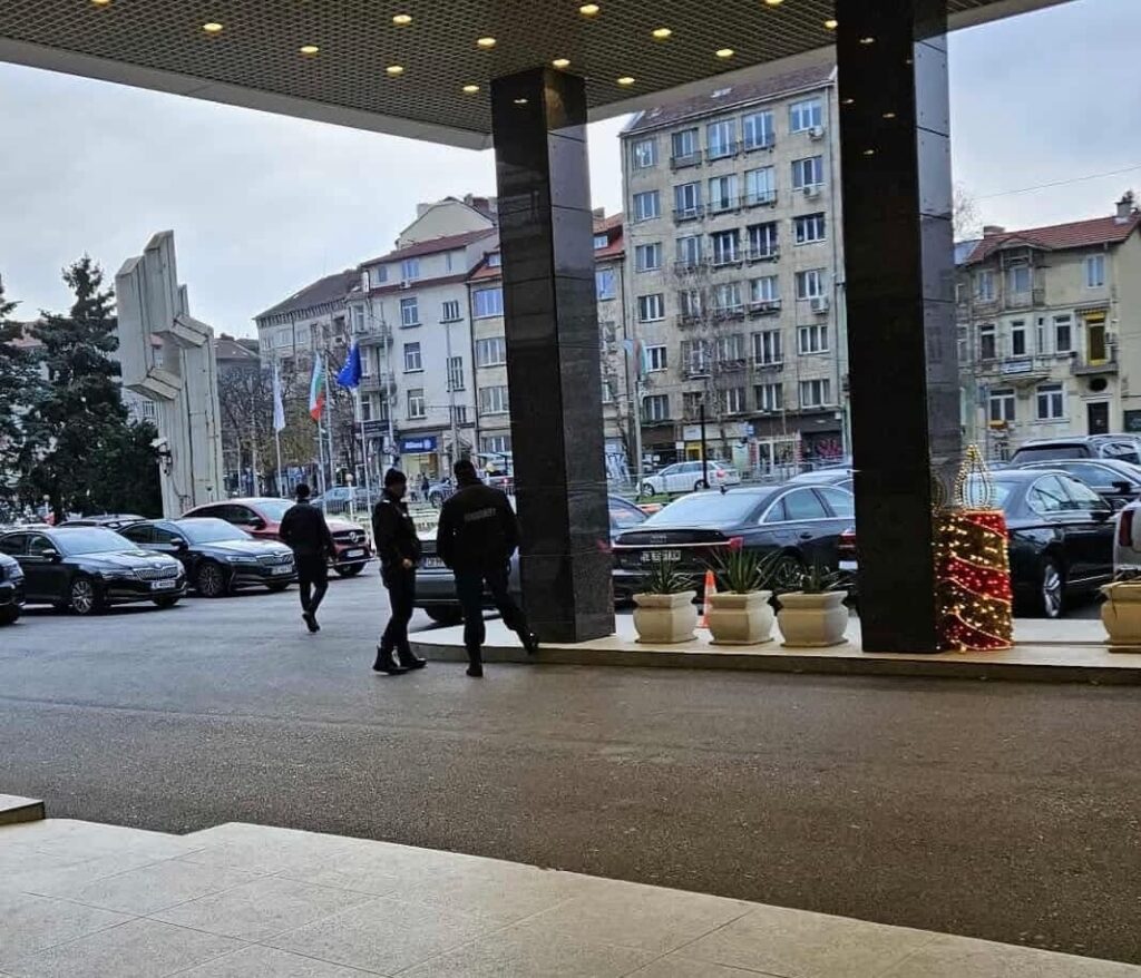 Пеевски хвърля 10 милиона за автобусен контрапротест “Не на омразата!” с платени роми и с фантомите на Ради Ролекса!