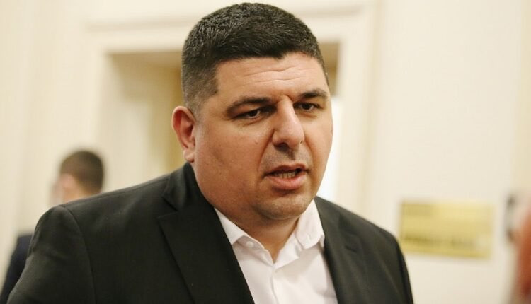 ПОЗОР! Иво Мирчев прецакал бъдещ шампион и математик за да набута децата си незаконно в детската градина