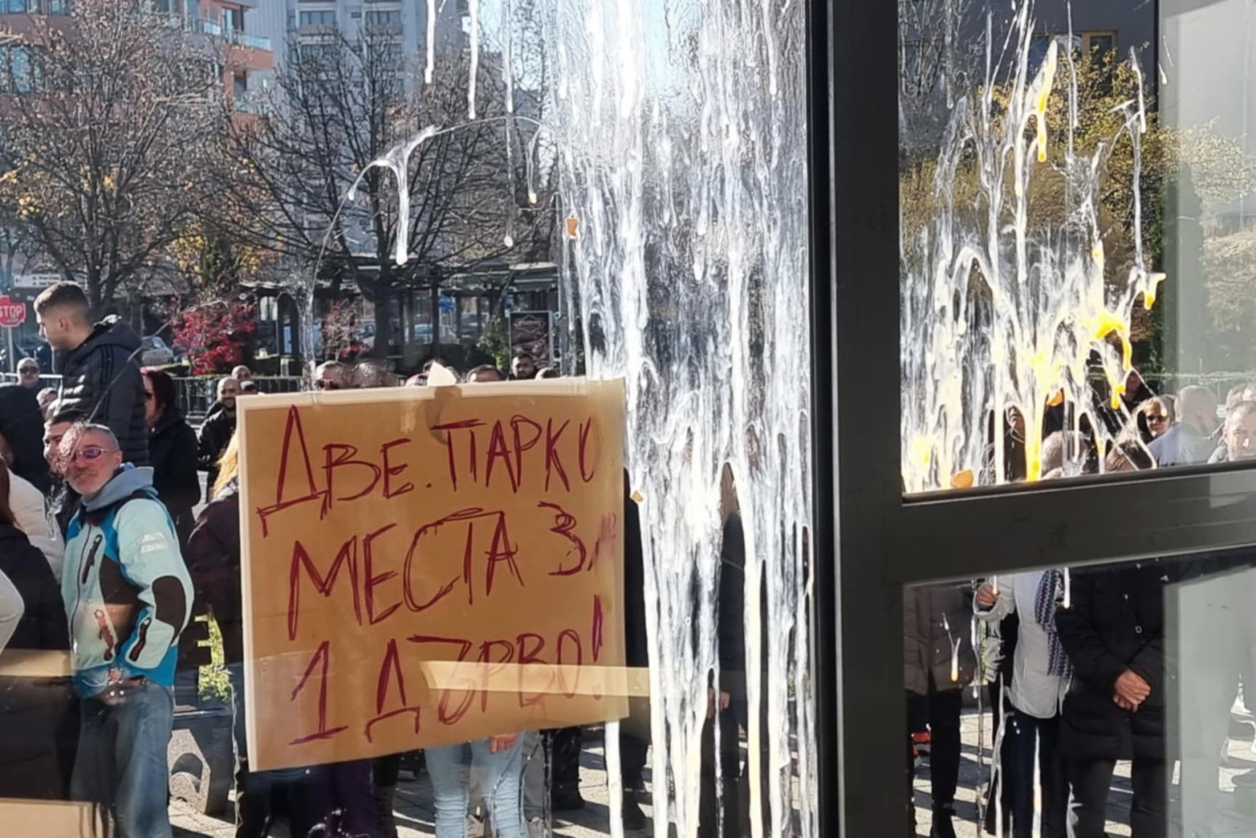 Протест, яйца, сблъсъци с общинари и арест заради увеличен имотен данък в Несебър (снимки)