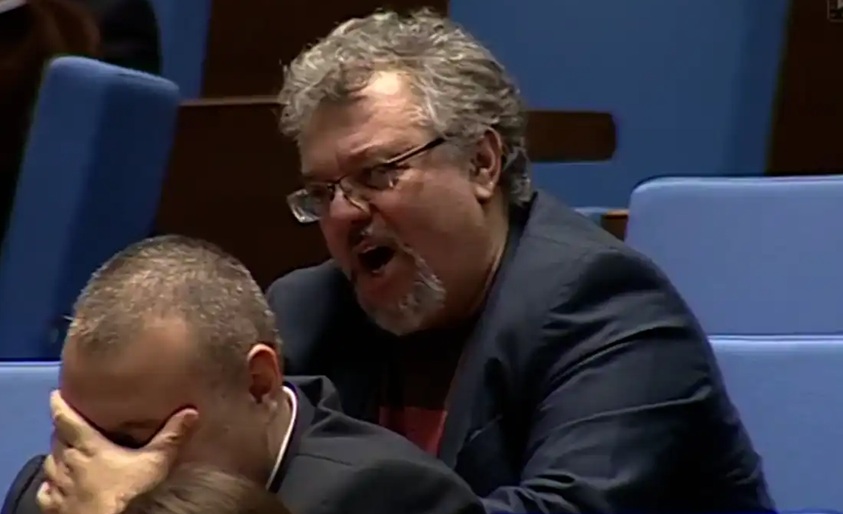 Резил: Не парламент, а кочина с алкохолици! Див скандал с Манол Пейков