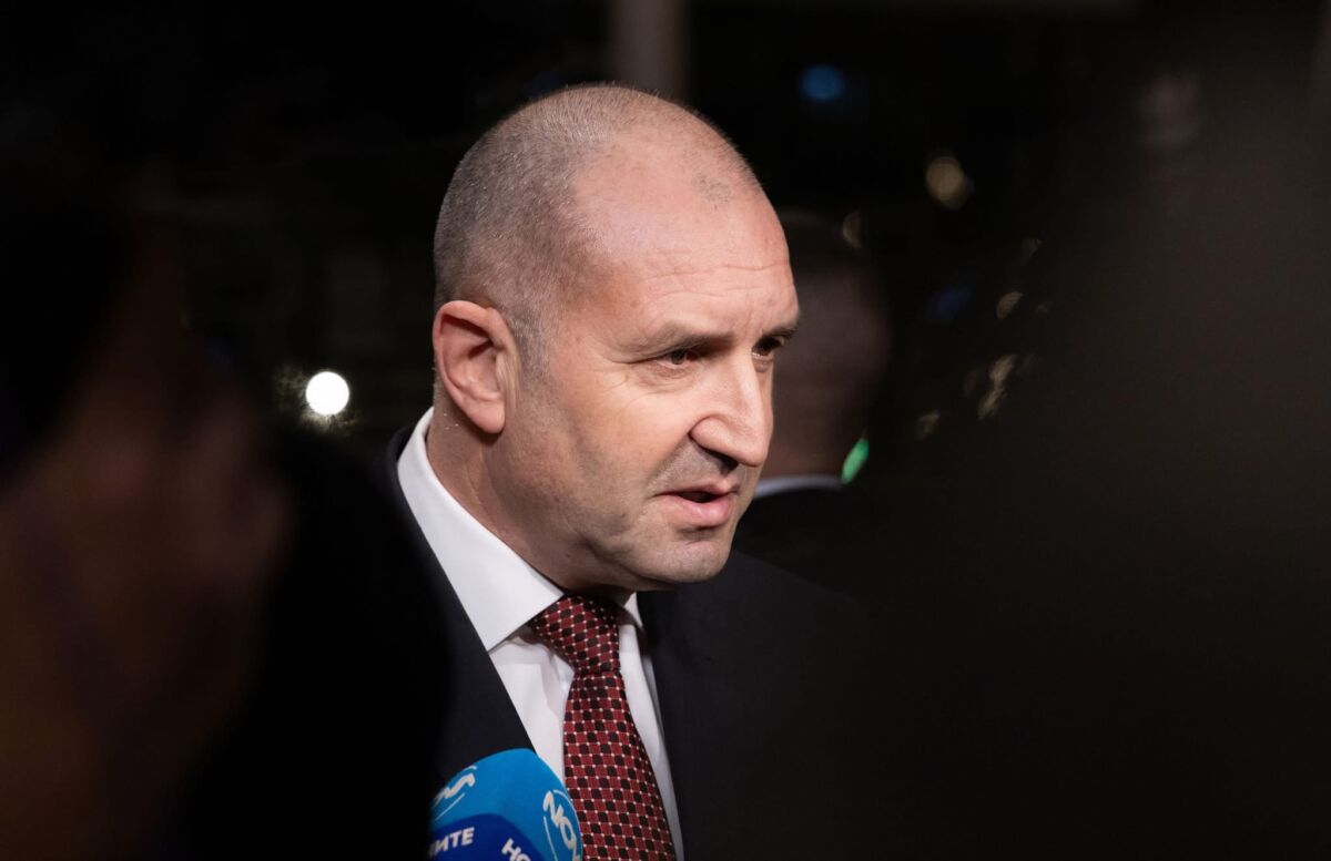 Румен Радев: Призовавам органите на реда да не жертват честта на пагона заради олигарси, които ще ги зарежат и ще избягат с частните си самолети!