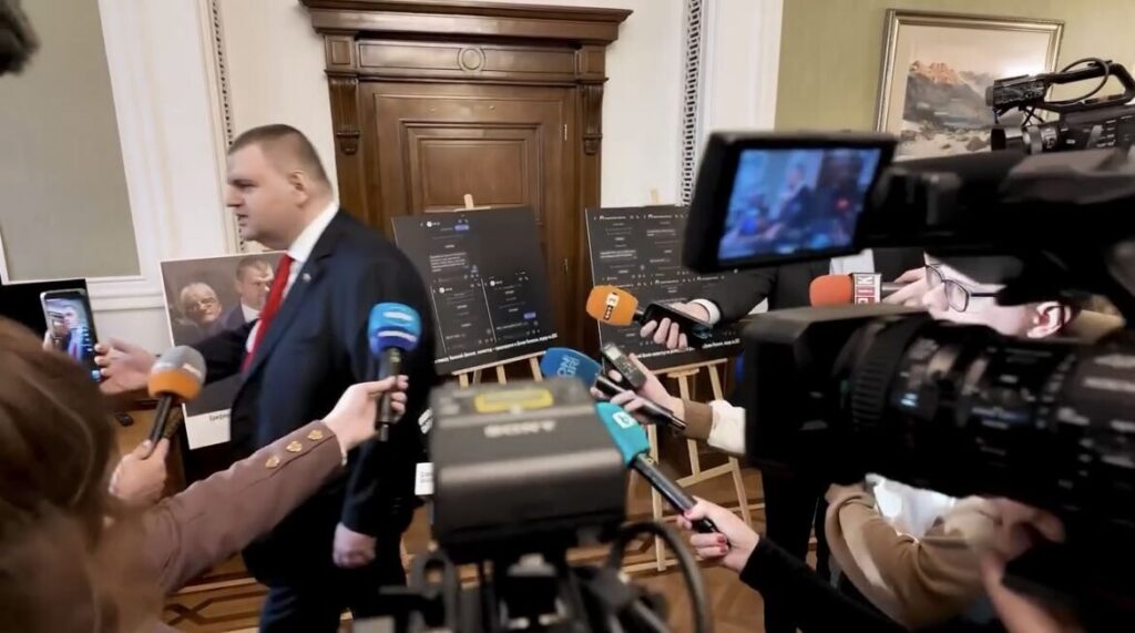 Удар в BNEWS! Време е санитарите и Румен Радев да идват, че тази Лудница не се търпи повече!