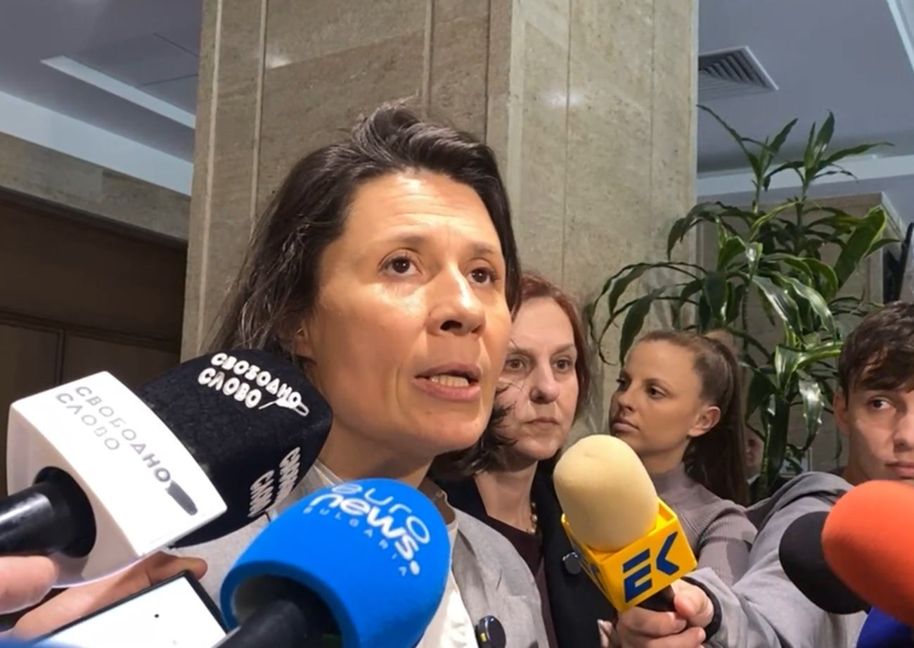 LGBT+ СЕМЕЙСТВО! Летящата Козила Белобрадова хванала екссъпруга си Васил Пандов с мъж в леглото