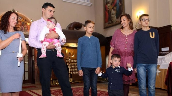 Волейболните шампиони Алекс и Симеон Николови с майка генерал (Гордата родителка Мая проговори за синовете си – Снимки)