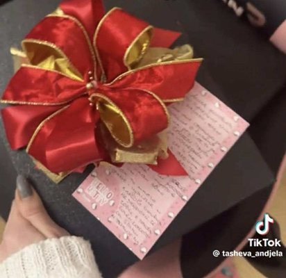 ДИВ СКАНДАЛ!! Брадърката Анджела Ташева прелъсти мъжа на злобна съседка! (залепи снимките във входа – ФОТО БОМБА)