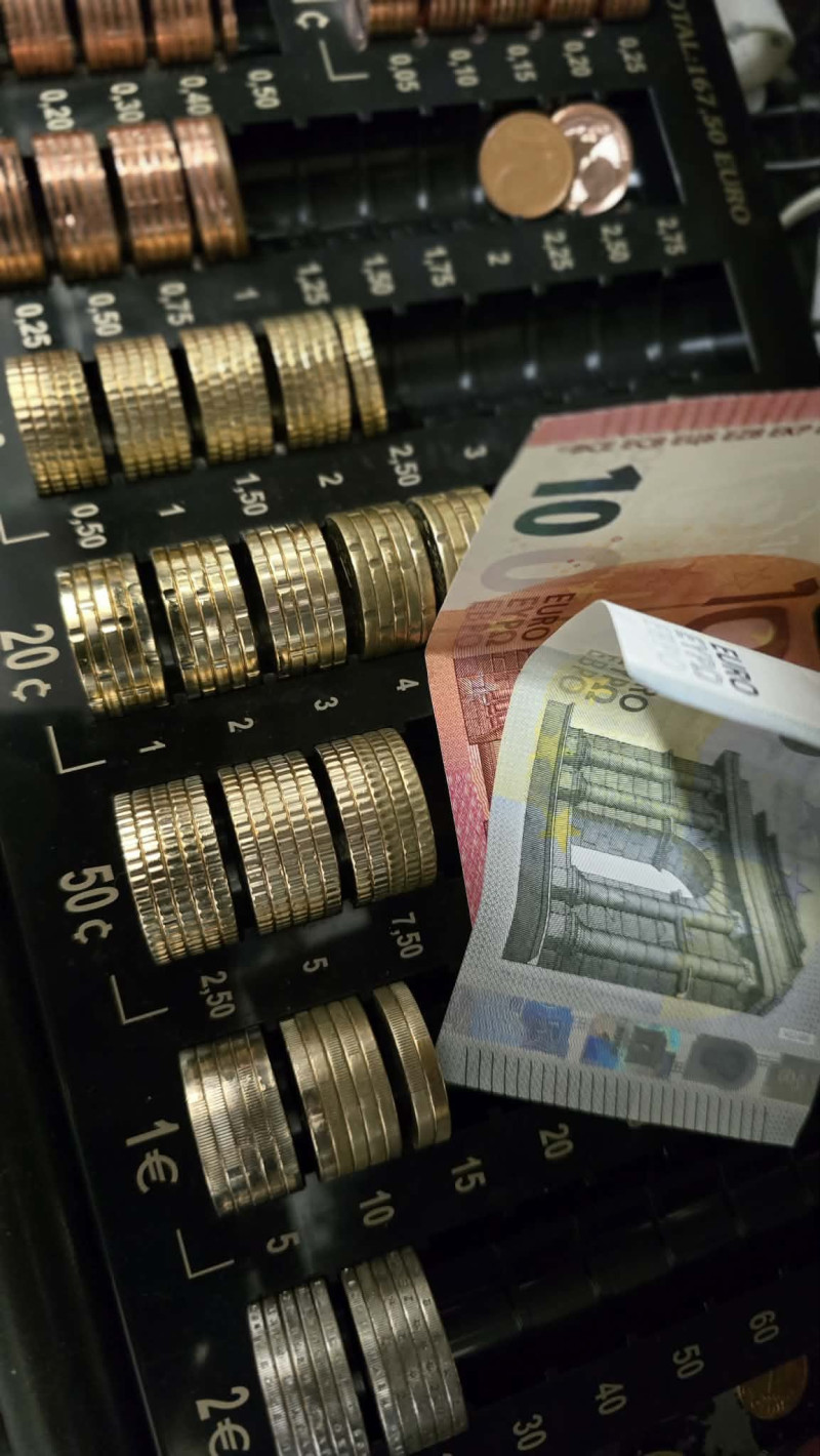 Еврото влезе, но левът стана вайръл звезда
