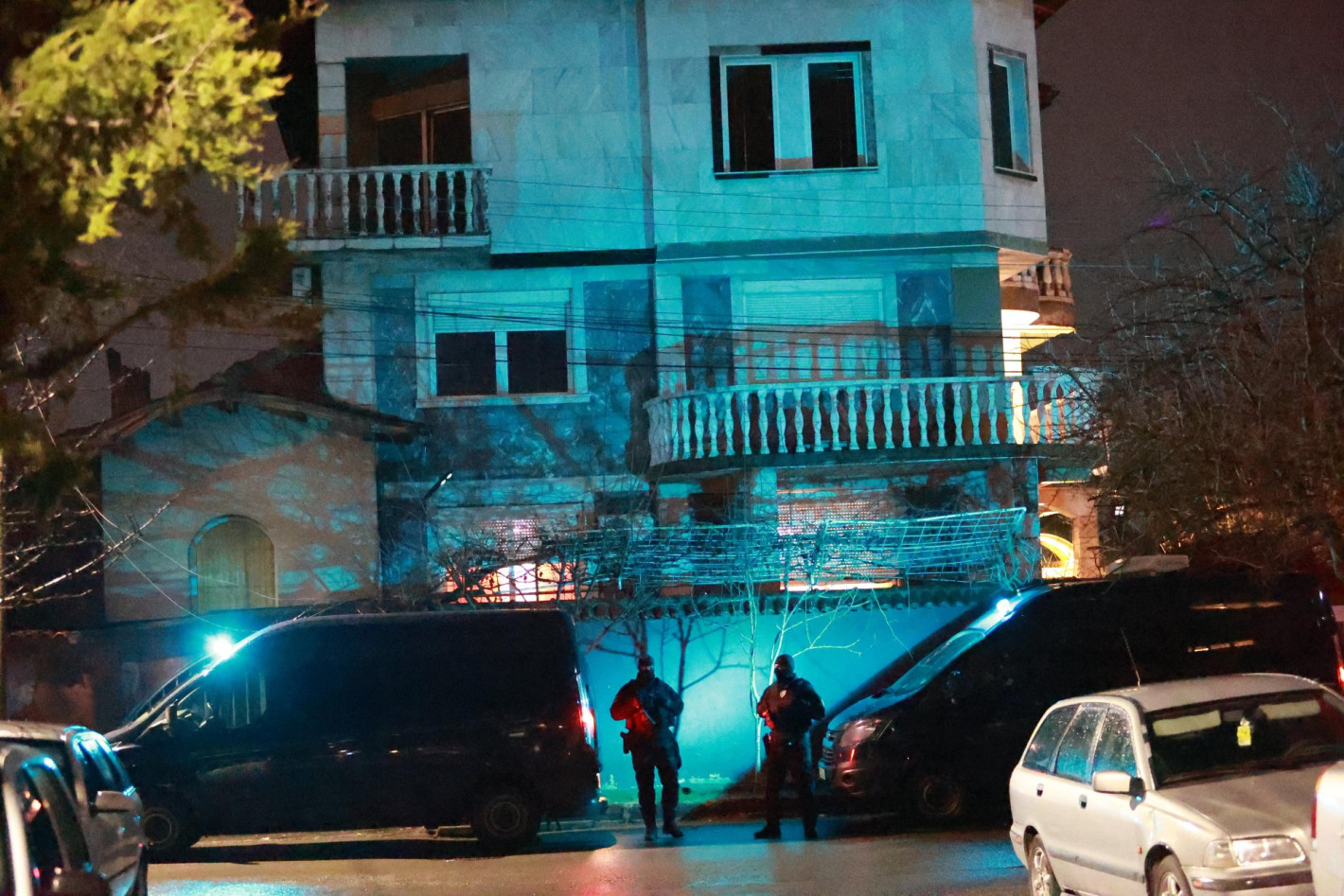Отряд „Кобра“ обсади дома на Ицо Папата в Костинброд, арестуваха го (снимки/видео)