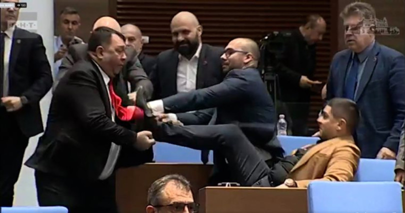 Парламент 2025: бой, шамари и ритници