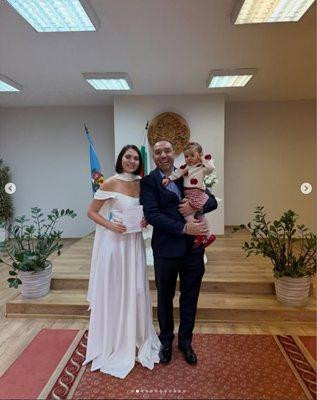Сватбата миналата година е била ФЕЙК!! Ирина Карабаджак чак сега подписа с мъжа си! (без дете нямало да я вземе – СНИМКИ)