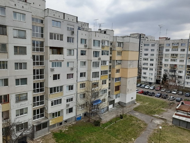 Банкери и тв водещи живеят без пари в общински жилища в София