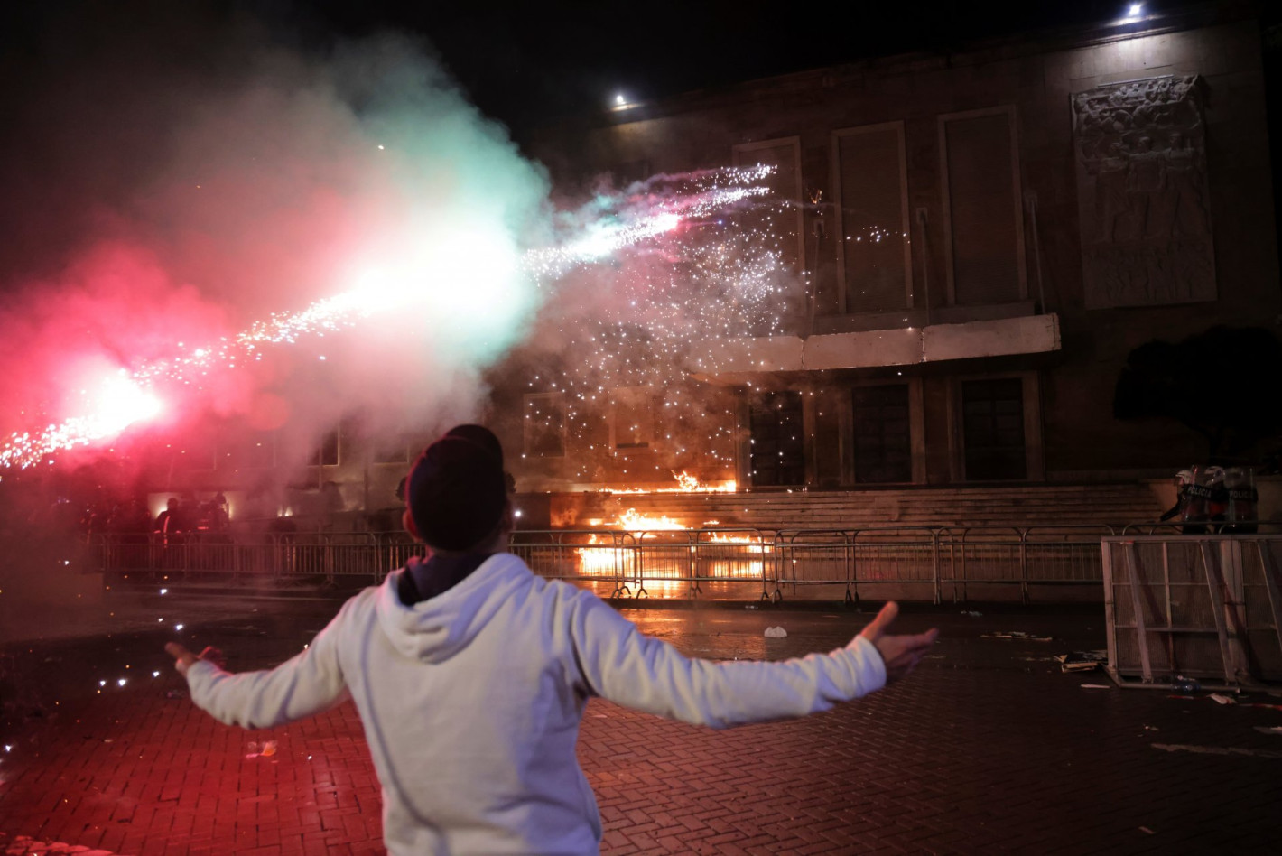 В Тирана като на война: Сблъсъци, ранени и арести на опозиционен митинг (снимки/видео)