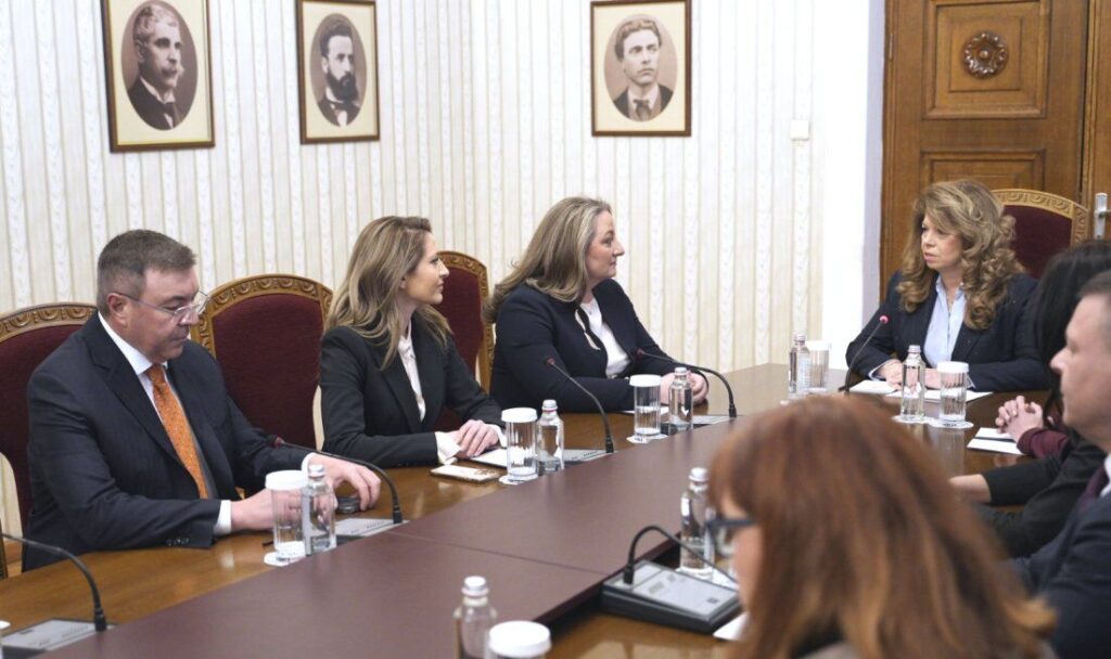 ГЕРБ – Ново начало с отчаяна оферта към президента, за да спрат Гюров за служебен премиер – предлагат смяната на Рая Назарян!