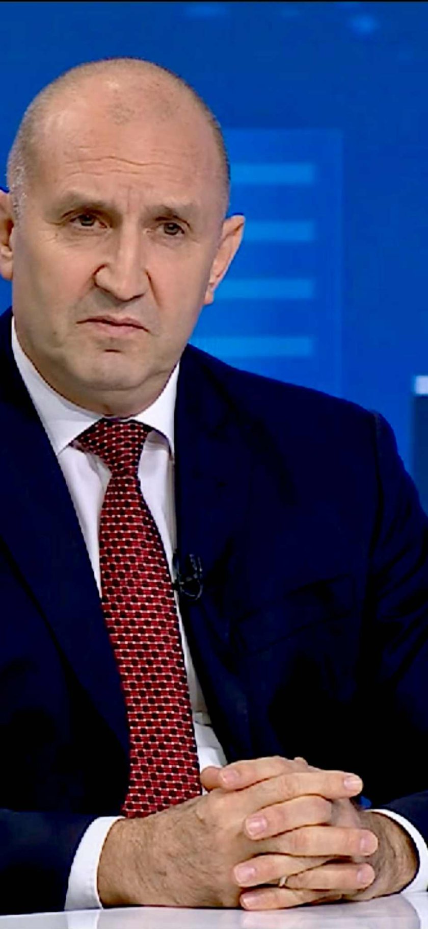 Експерт: Ноктите и косматите ръце на Радев говорят за нисък интелект и селска хитрост