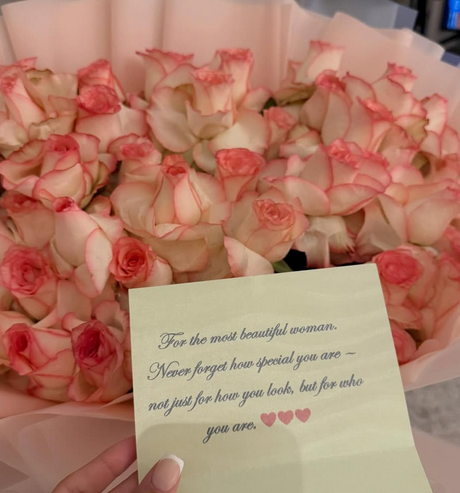 Моника Валериева получи огромен букет от… приятелка (Фото)