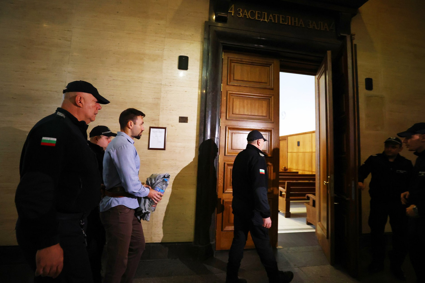 Обрат по делото за убитата и изхвърлена в куфар Евгения: Оправдаха бащата, намалиха на 20 г. присъдата на сина