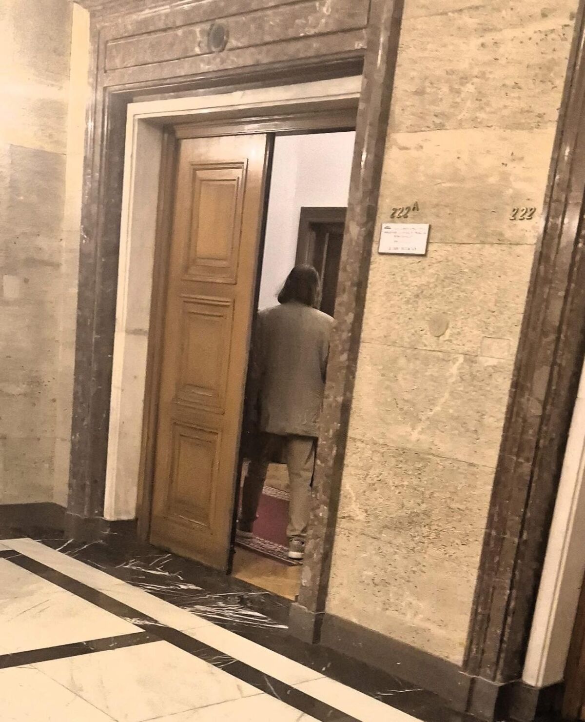Известен социолог разкри в ефир колко евро кеш в плик получават всички говорещи глави на Пеевски в телевизионните НюзКурници!