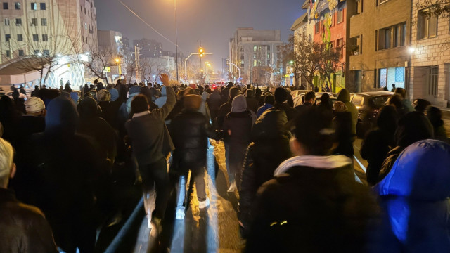 Иран предупреди протестиращите, че силите за сигурност „държат пръста си на спусъка“