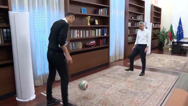 Митко Бербатов вкарва гол на служебния кабинет