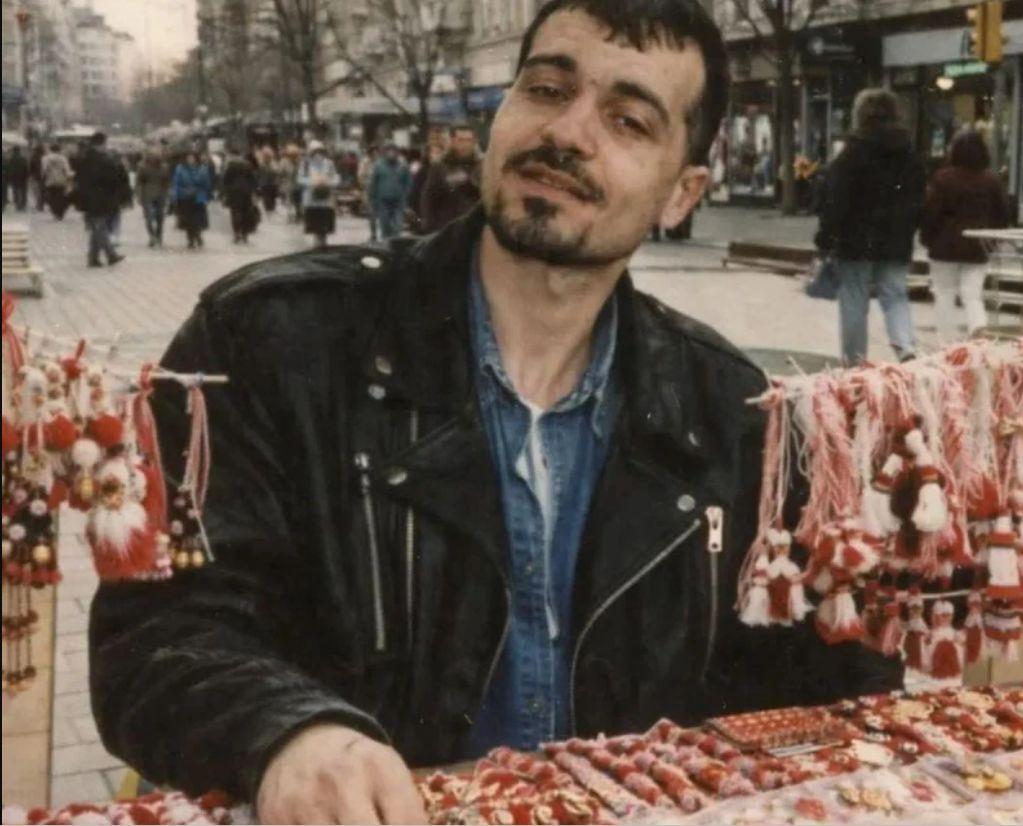 Слави за бедното си минало: НЕ МЕ Е СРАМ, че продавах мартеници! (Култово фото)