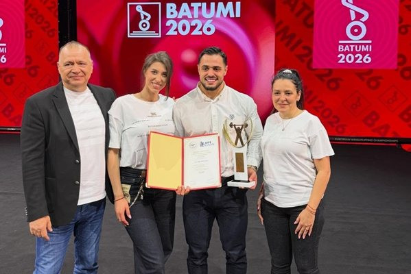 Ай, стига бе!! Гаджето на Насар му диша във врата нон-стоп: Бута се до него и на сцената, сакън да не го откраднат! (СНИМКИ)