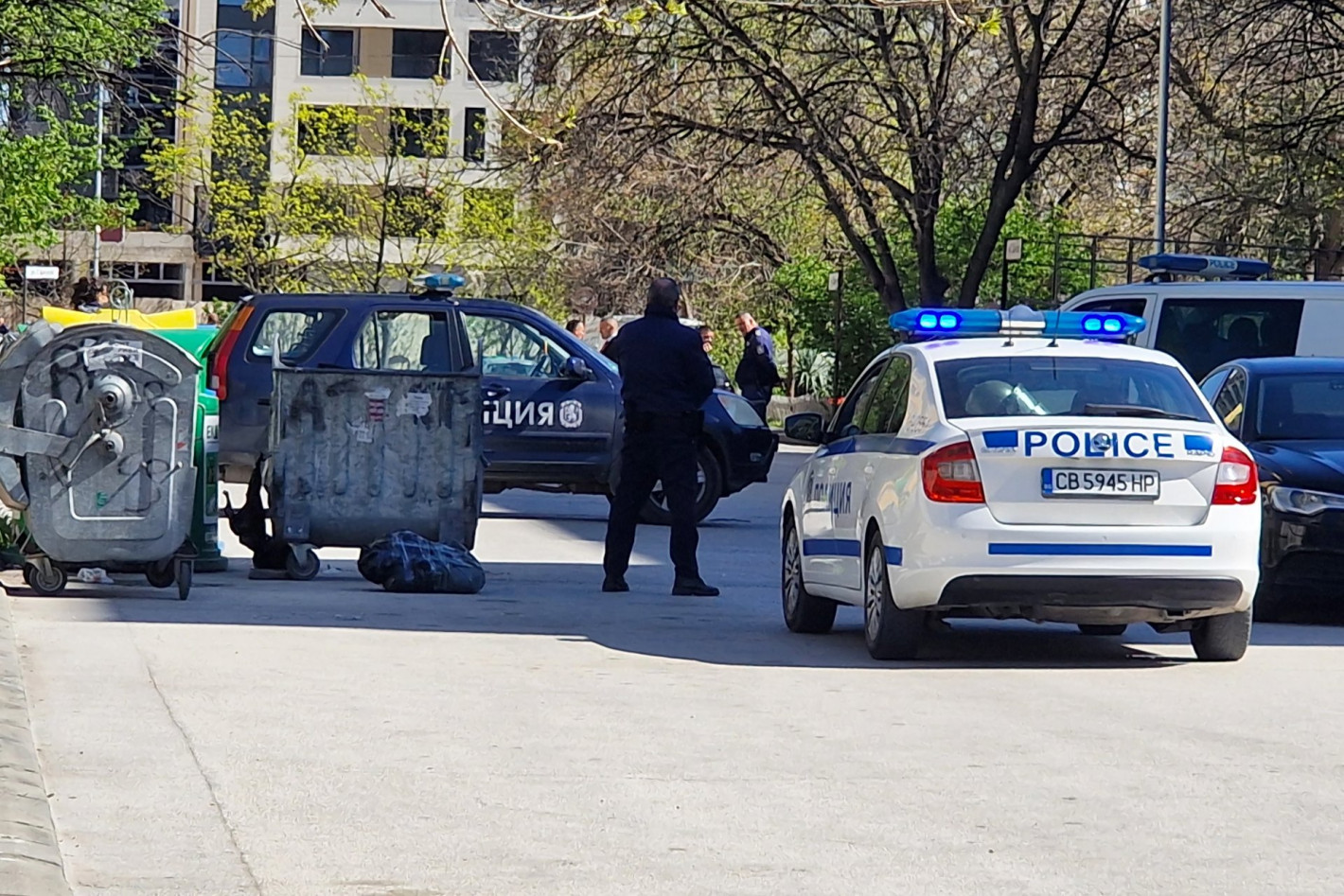 Бездомник откри чувал с части от човешко тяло до кофа за боклук в Пловдив (снимки)
