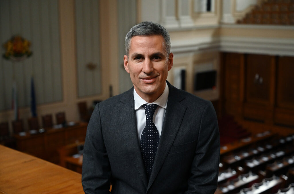 В 12 без 5: Андрей Гюров разкова Министерския съвет, главсекът не играе