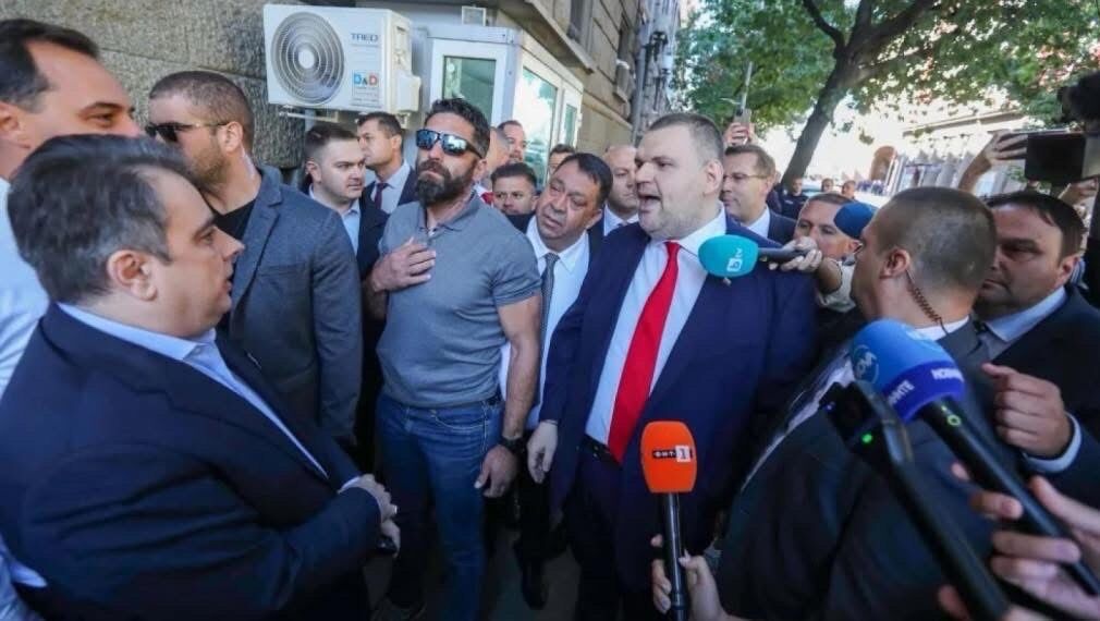 Голяма БОМБА освети връзката на Асен Василев с Делян Пеевски!