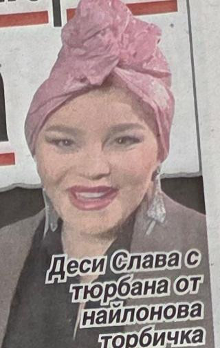 Деси, добре ли си?! Ангелогласната Десислава излезе да пее с найлонова торба на главата! (ФОТО БОМБА)