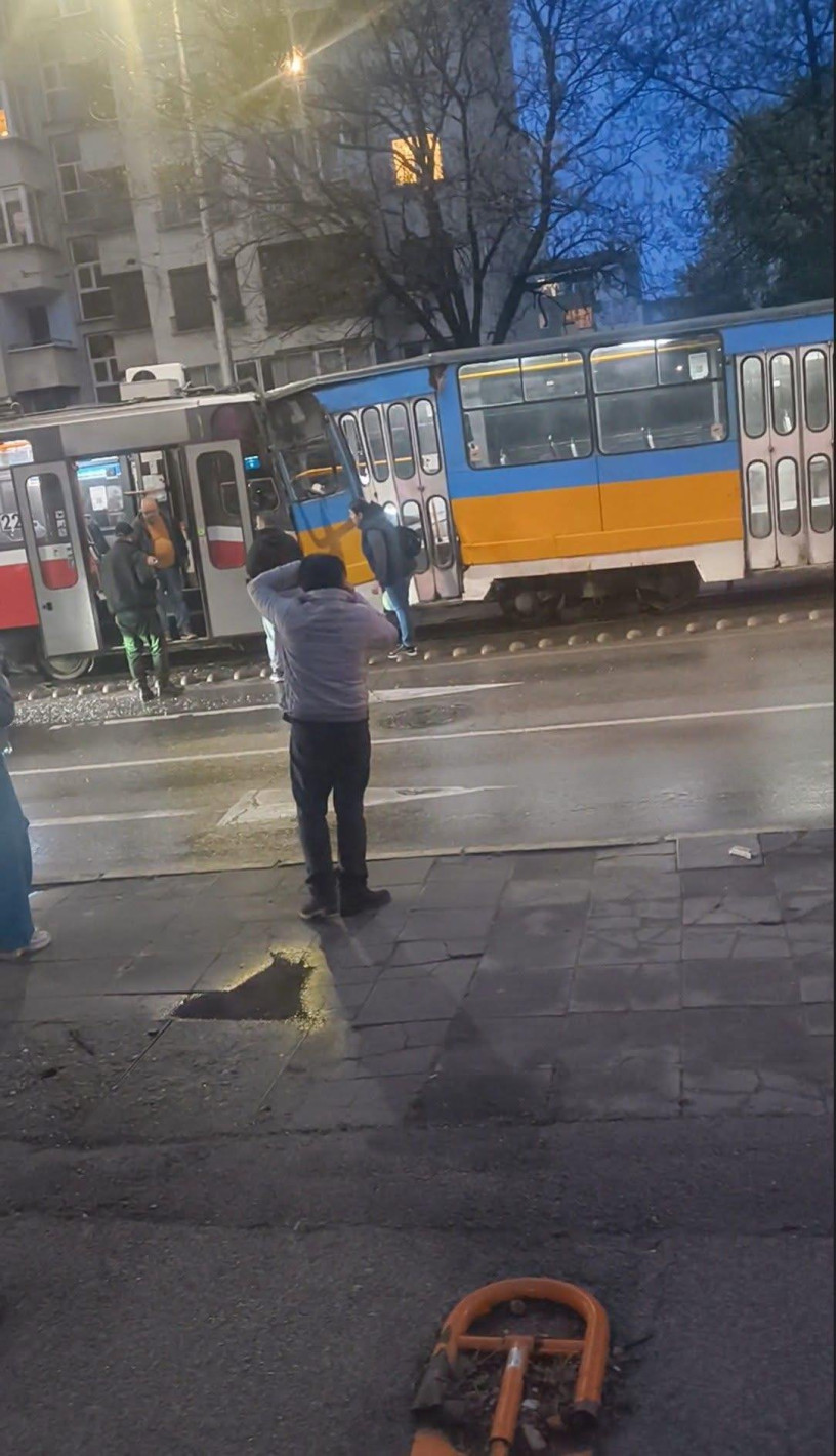 Дете пострада при сблъсък между два трамвая в София