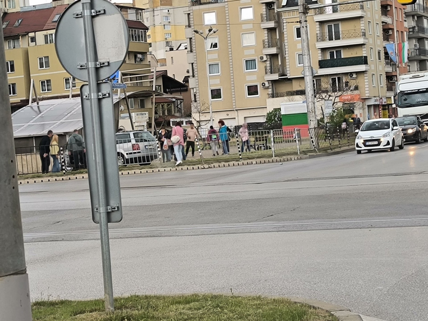 Кола се заби в метростанция в София, 68-годишният шофьор загина на място (снимки)