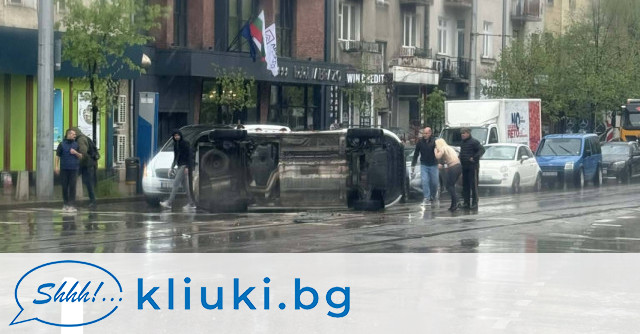 Линейка се обърна на ключово столично кръстовище (снимки/видео)