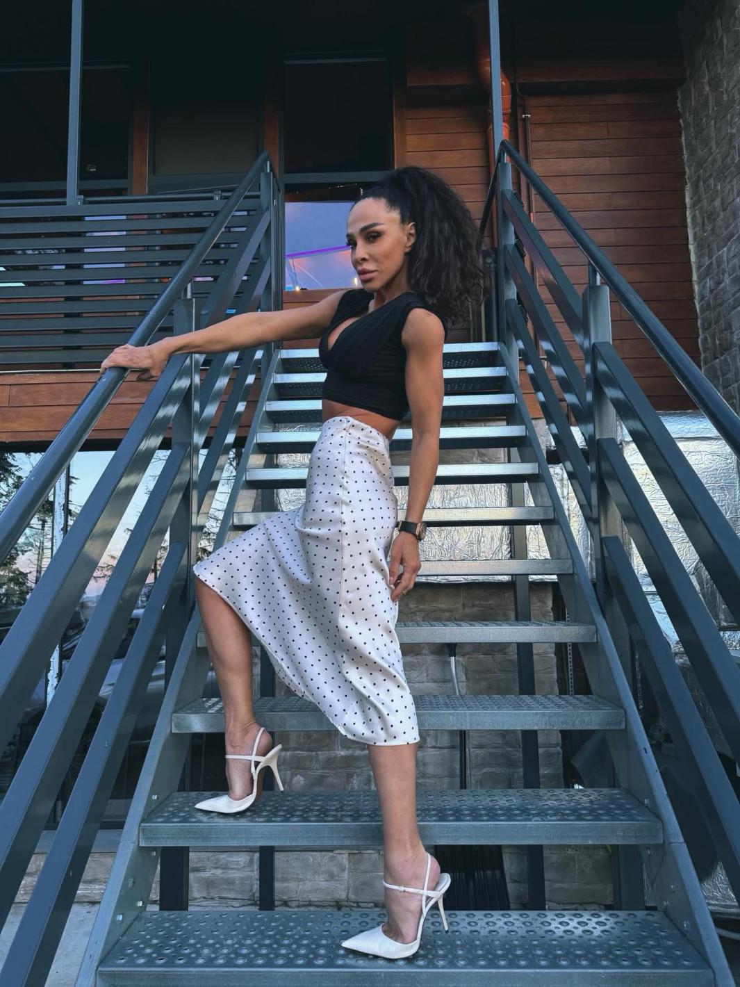 Маги Сидерова извая перфектна талия