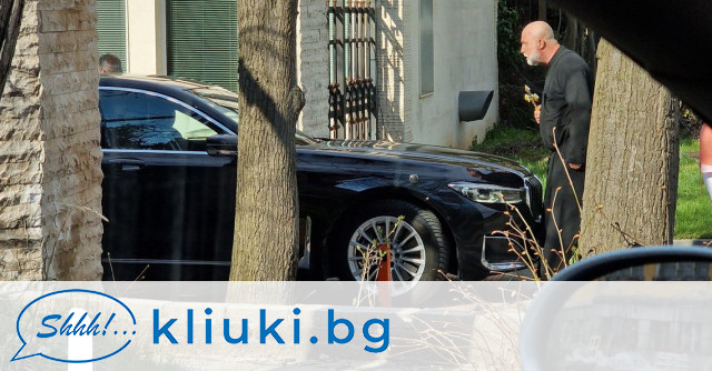 Мъж в расо препречи колата на министър Нейнски и я засипа с клетви и обиди (снимки)