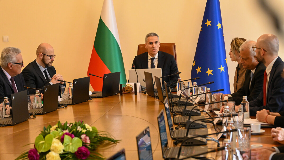 Некадърност или схема? Служебният кабинет ни набута борч с огромна лихва