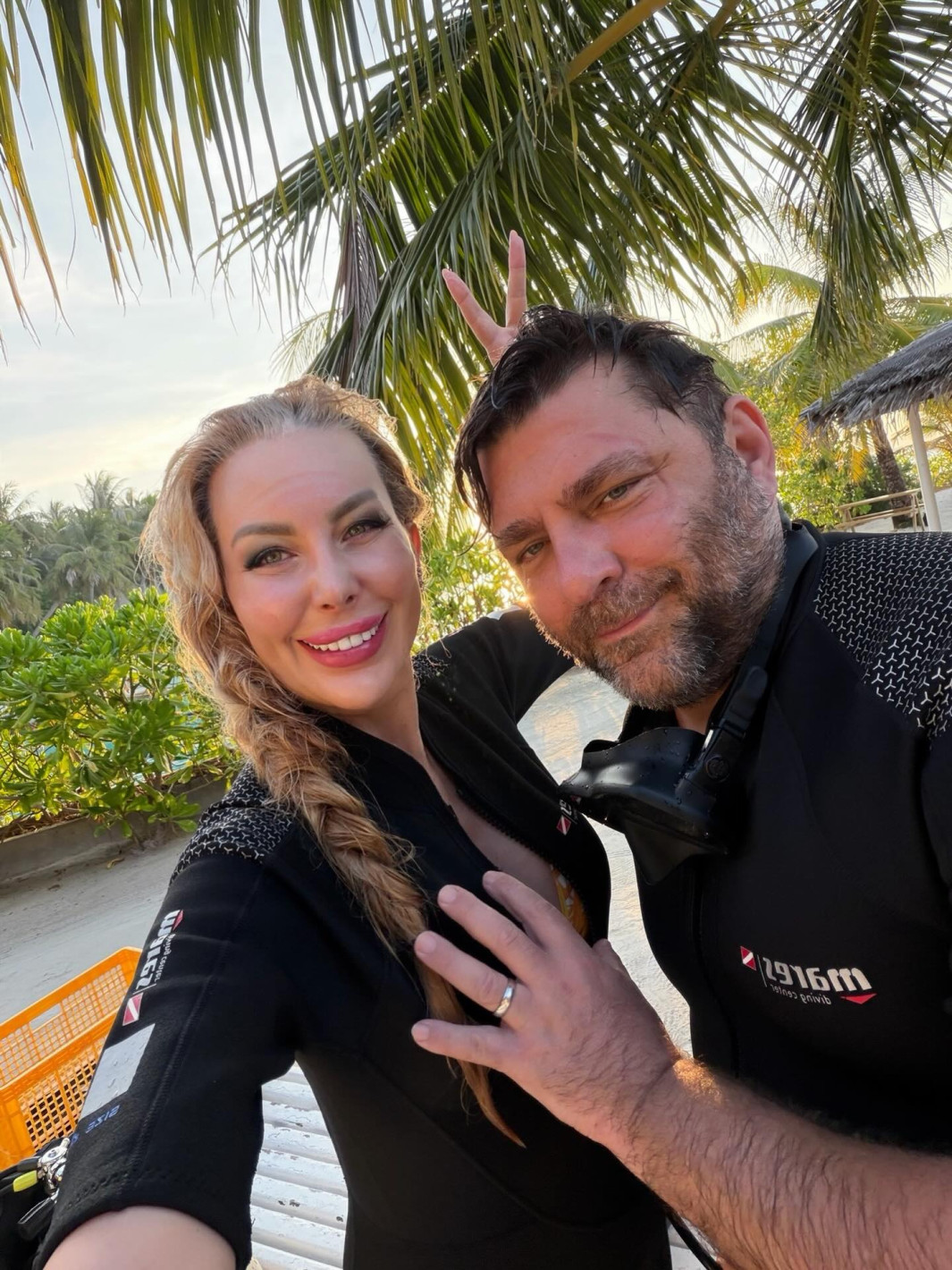 От мания за показност СЕ Н@СРА: Тоца показа как Батинков й мачка ц*ците! (виж резила – СНИМКИ)