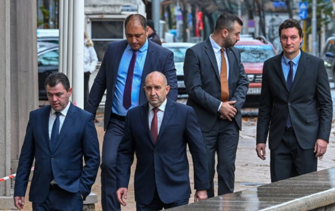 Първо в Narod.bg: Румен Радев взима 120 депутати, пече се кабинет от 2 партии