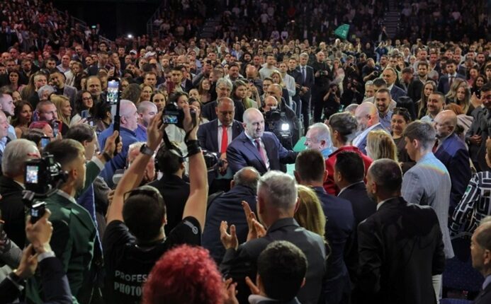 Румен Радев гони 40%, „Възраждане“ на ръба