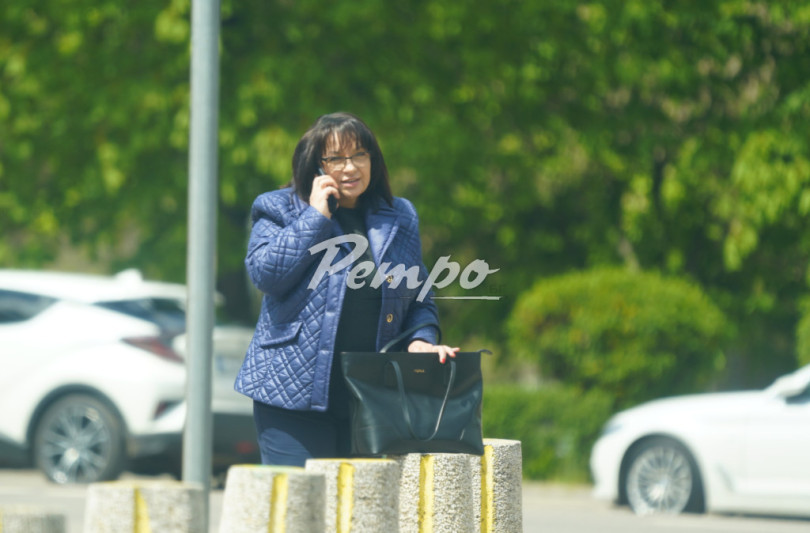 Теменужка Петкова се теши след изборната загуба със скъпарски аксесоари (Снимки)