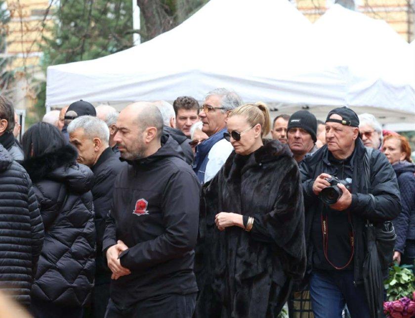 Футболният елит и стотици близки и приятели изпратиха Боби Михайлов. Само Николета липсваше (Снимки)