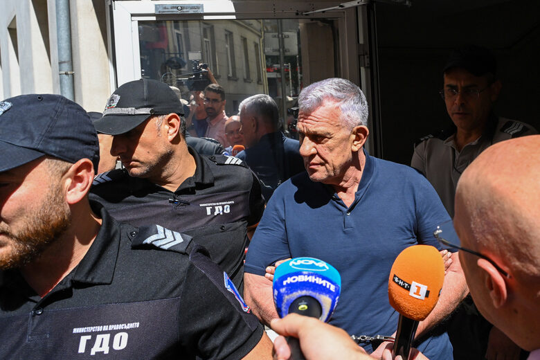 Narod.bg в десетката: Паскал се измъкна сух от ПП-ДБ схемите „Пачки и пудели“
