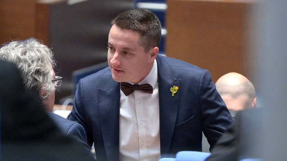 Narod.bg до МВР: ПП-ДБ депутатът Явор Божанков кара „голфа“ на жена си без книжка, ще има ли арест?