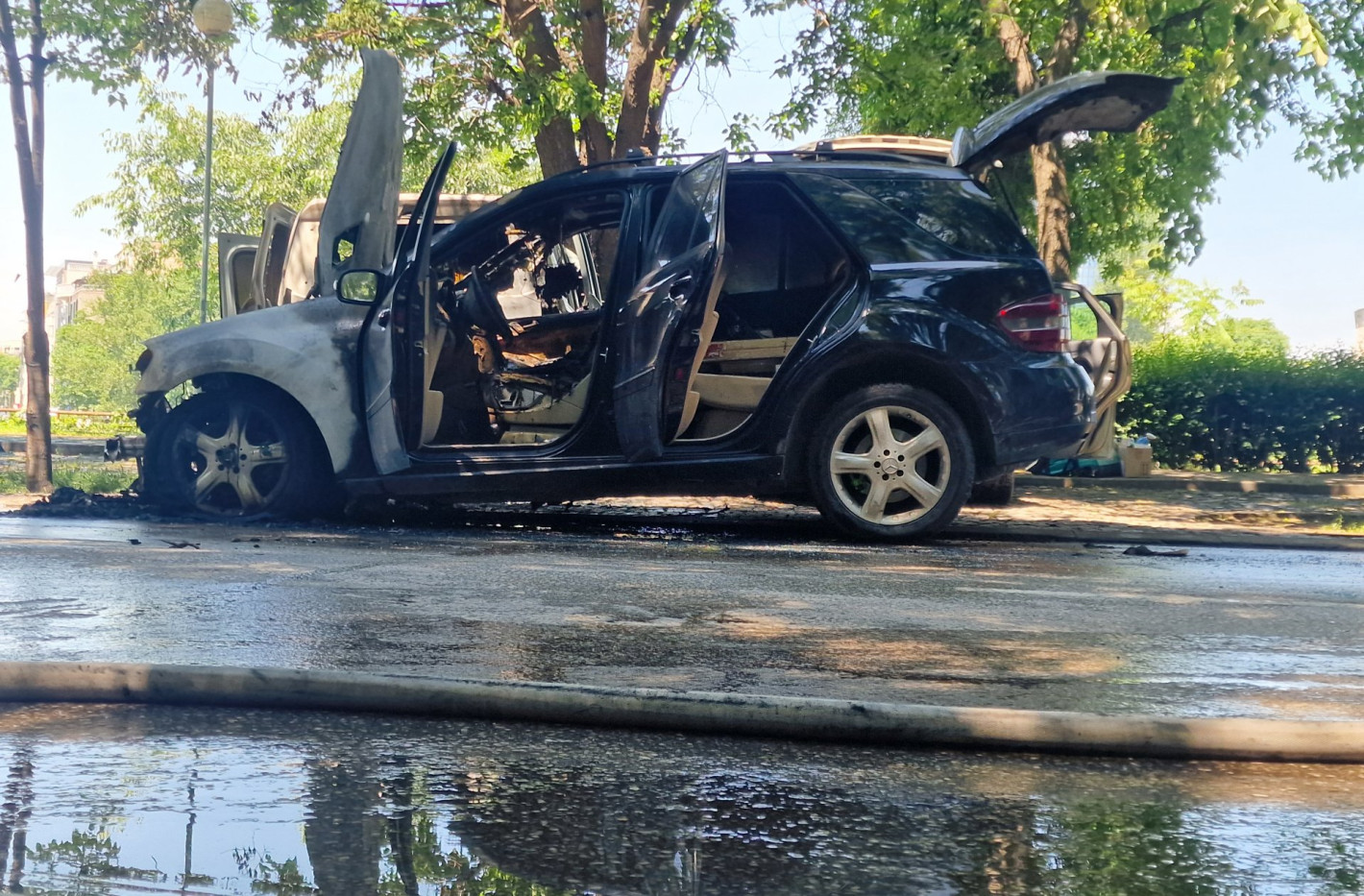 Автомобил пламна в движение в Пловдив, запали паркирани коли, цистерна се обърна (снимки/видео)