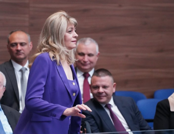 Деси Радева подкрепи съпруга си за избирането му за минс. Председател (Вижте премиершата в Парламента – Снимки)